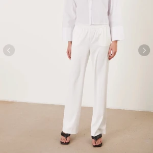 Vita satin byxor wakaku - Fina satin byxor från wakaku. Aldrig använda, strl M