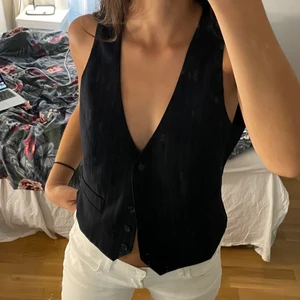 väst - cool mörkblå-randig väst som jag fyndat second hand. superbra skick! storlek 42 men sitter bra på mig som brukar bära S i toppar 💕