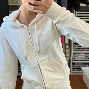 Juciy couture kofta - Jag säljer hela min vita juciy couture kofta! I jätte bra skick. Inga fläckar och använt typ 10 gånger. Säljer pågud av att jag inte löngre anvönder de. Köpte för 2100 och säljer för 1900+frakt 66kr. 