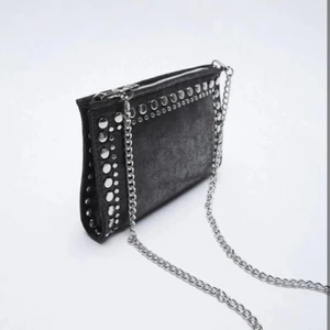 Zara väska  - Slutsåld väska med nitar från zara som passar till allt💕 