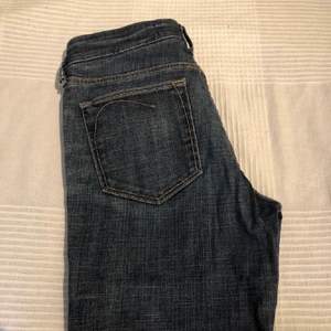 intressekoll på mina jätte snygga lågmidjade flare jeans köpta second hand🤍  Lånade bilder!!🤍