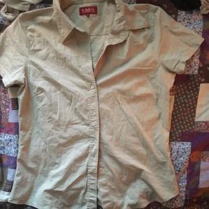 kortärmad skjorta - Jätte söt men kommer tyvärr inte till användning. Hoppas någon annan kan rocka den iaf köpa gärna❤️☺️