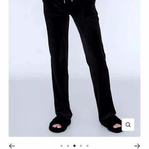 Helt nya juicy couture! Svarta - (PS: FRAKTEN INGÅR I BUDET DU LÄGGER) Säljes för att jag ska beställa nya i annan färg och storlek så måste tyvärr sälja dom här superfina svarta, aldrig använda (endasr testade 1 gång) men tvättas innan utskick. Finns bilder när jag har på mig dom oxå😀