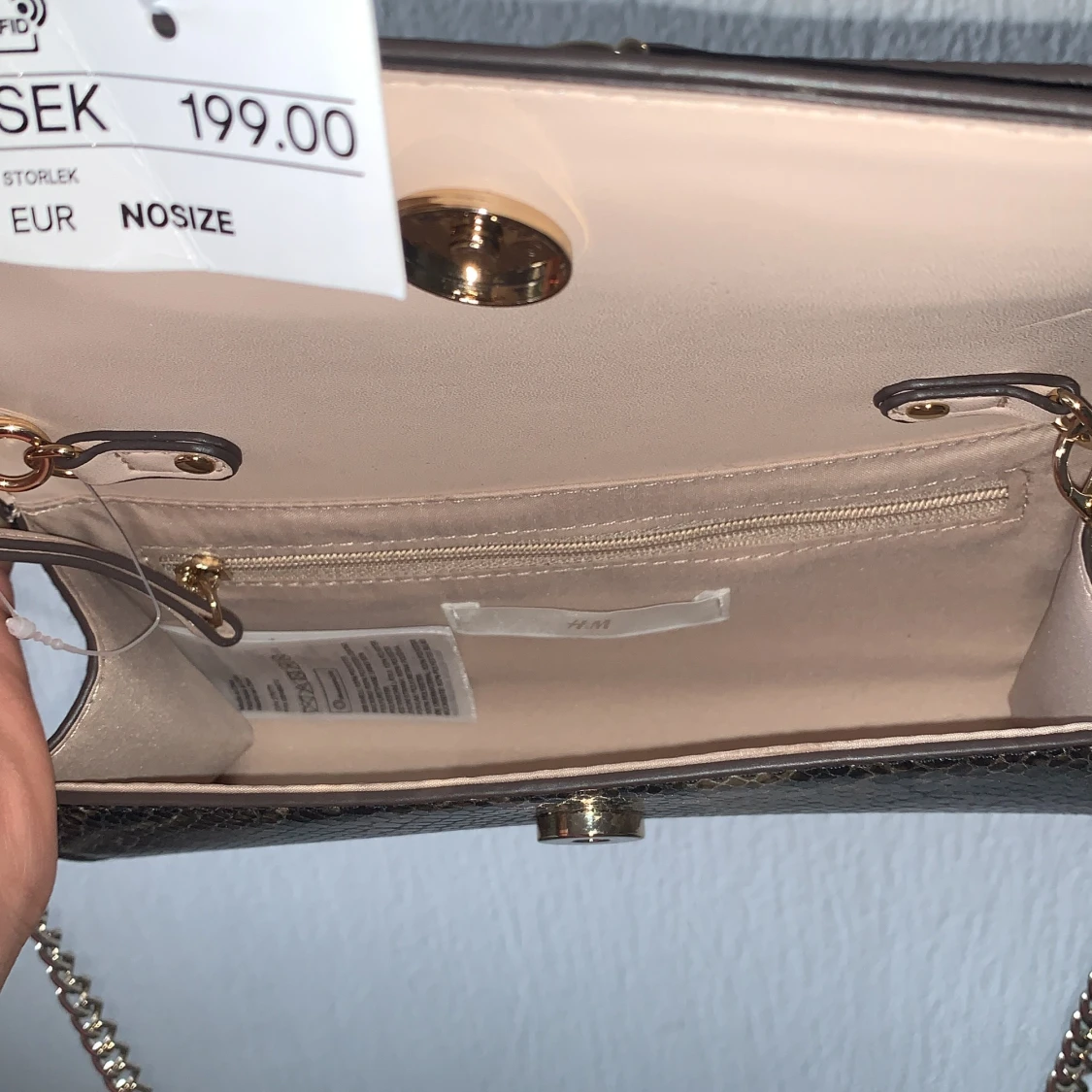 En brun guldig väska!! - 90