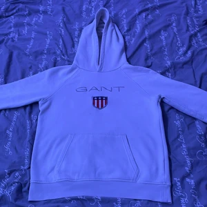 Gant hoodie vit 158/164 cm - Hoodie är storlek 158/164 cm men skulle säga att den passa till större och mindre då jag är 173 och passar mig ganska bra. Det har inga skador och är använd några gånger. Köpt för 800 och den fick jag i somras men inte min smak. Passar säkert båda kön.