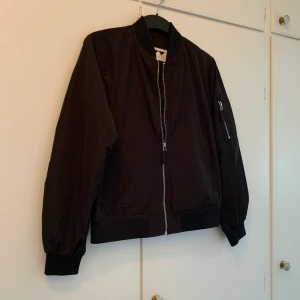 Klassisk bomberjacka  - Säljer min så gott som oanvända svarta bomberjacka, den är i storlek S men passar även XS. Den blir tyvärr bara hängandes i garderoben då den blivit för liten🥺