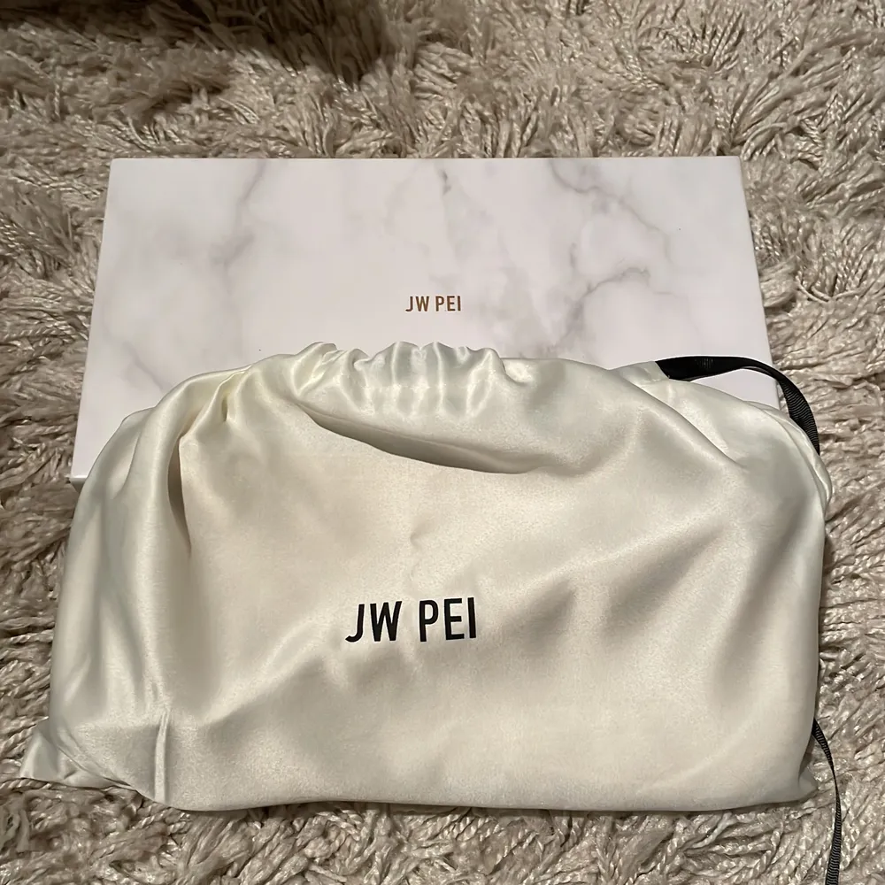 Säljer denna så fina beiga handväska i modellen Eva från JW Pei. Den är i fint skick och kommer med original låda och påse. Den är köpt för nästan 600kr och säljs för att den inte kommer till användning. Har likadan svart på min sida!frakt tillkommer inte. Väskor.