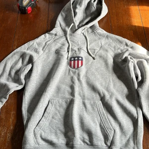 Gant hoodie grå  - 65 cm från nacken o ner,bra skick inte använd mycket, nypris 1100