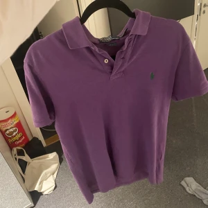 Skön polo Ralph lauren  - Storlek är M men tvättad så sitter som en S. Ny pris 1200