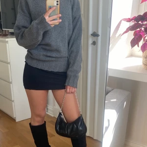 Grå stickad tröja  - Säljer min gråa stickade tröja 💗 hur fin som helst. Den är väldigt tjock och varm, prefekt till hösten. Hör av dig vid intresse 💗