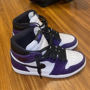 Jordan 1 high court purple - 8,5/10 sparsamt använda och i bra skick! Säljer dem för att dem är för små för mig!