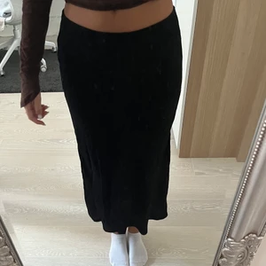 Svart långkjol - Lång svart kjol från Lindex, oanvänd. Frakt ingår inte 💓