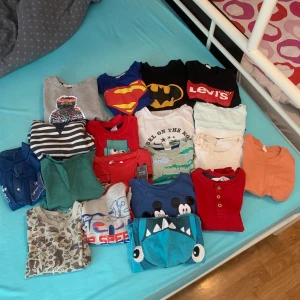 Barn kläder 1-2år - Säljer min sons kläder. T-shirt, långärmad och tjock tröjor. Finns även märkes