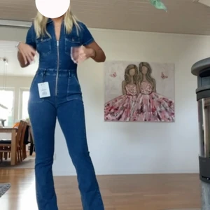Pull and bear jumpsuit  - Jumpsuit i jeansmaterial från pull and bear. Jag är 177 och har vanligtvis M men dessa är små i storleken så har L i denna. Endast testad, prislapp kvar. Köpt för 600 kr på Zalando.