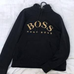 Hugo boss tröja i svart med guld text