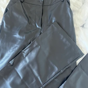 Madlady skinnbyxor  - Ett par madlady skinnbyxor köpta för 500. Storlek XS, dem är hela och inte alls slitna, använda max 5 gånger. Dem är lite bootcut, men Säljer pga att de har blivit för små. Skriv om du är intresserad :) 