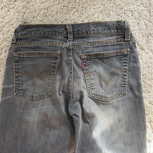 Lågmidjade jeans - Säljer nu mina grå lågmidjade jeans ifrån Levis i en fin wash då de är lite små på mig som bär 36/38💘💘 jag är 166cm och de går nästan ner till marken på mig