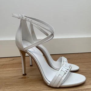 Micheal Kors vita klackar - Vita höga klackar från micheal kors, använda Max 2 gånger, storlek 36.