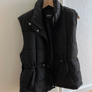 Väst från only  - Säljer nu min väst som jag använt hela förra vintern men den syns inte på den! Köpte för 599kr och säljer för 250kr💕