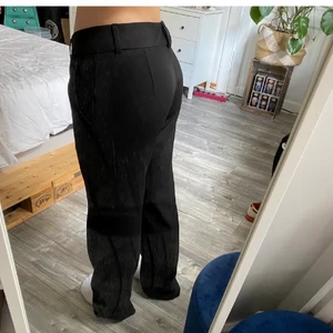 Lågmidjade kostymbyxor - Lågmidjade kostymbyxor köpta second hand. Ej använda av mig. Skit snygga och långa i benen. Är 172 ungefär. Storlek 38/40! Jag är en 38 så beror hur man vill dom ska sitta. Köparen står för frakten🤍