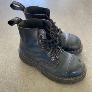 Vintage kängor mörkblå  - Coola kängor från Camelot storlek 38! Grov sula, mörkblå, stålhätta framtill.   Hittade dessa i London. Supersköna! Begagnade men välbevarade. 