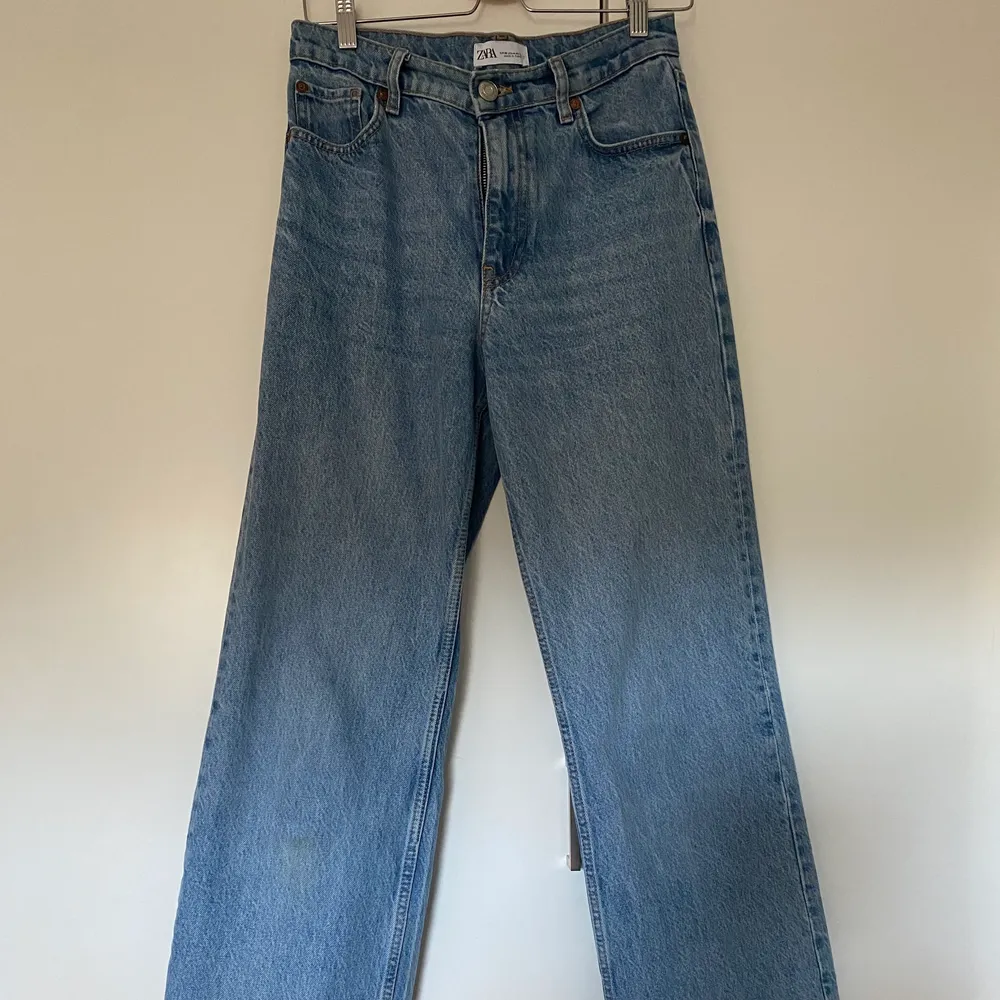 Ett par straight jeans från zara i storlek 36, använda ett fåtal gånger. Säljer då de inte kommer till användning! Skriv vid frågor eller fler bilder!. Jeans & Byxor.