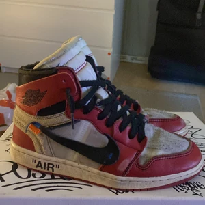 Jordan i chigago off white  - Lite slitna inga solur tyvärr, ingen box eller kvitto. Strl 42.5 Har gjort massa tester och personen jag fick dom av är pålitlig källa. Så min sammanfattning är att de är äkta. Hör av dig för eventuella frågor kring skick eller verifiering. 