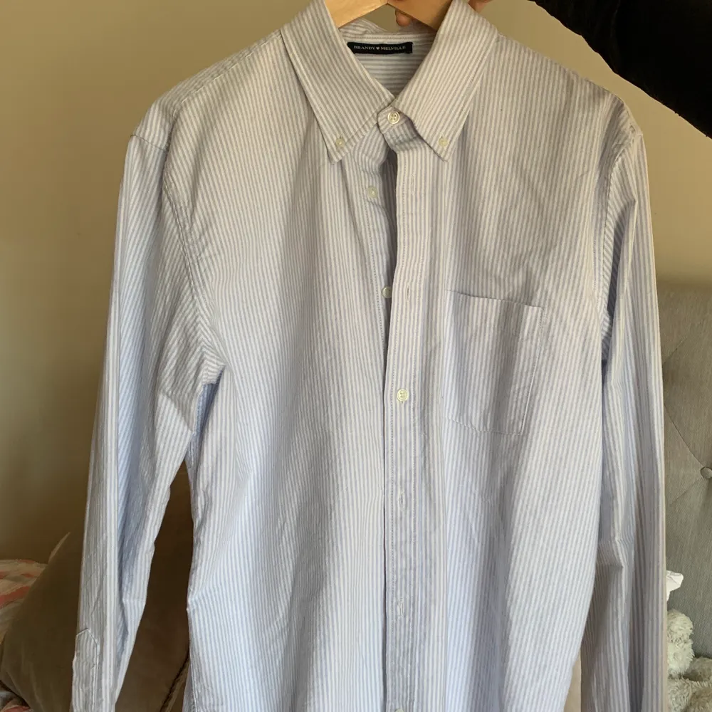 Säljer denna super fina skjorta från brandy Melville som tyvärr inte har kommit till användning :/ där av behöver den ett nytt hem😁, den är one sized men passar bra på mig som är M. Köparen står för frakten 🚚📦🛍🎉 . Skjortor.
