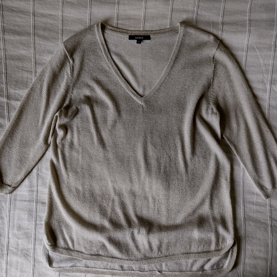 Beige tunnare stickad v-ringad tröja med guldskimmer, storlek S