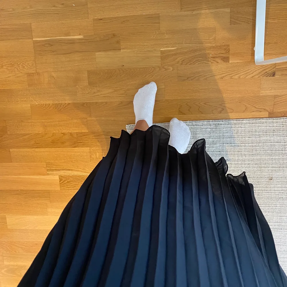 Plisserad kjol från monki, använd sparsamt, storlek S. Kjolar.