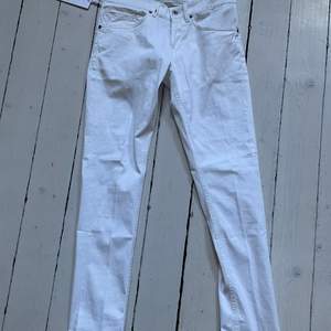 Helt nya vita dondup george jeans i storlek 31, aldrig använda. Inga skador eller slitningar. Går att förhandla pris!