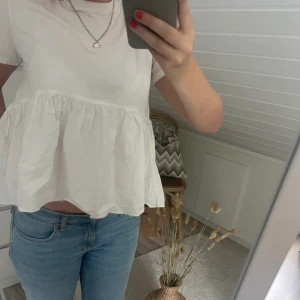 topp med volang  - söt topp med en liten volang nere🤍 