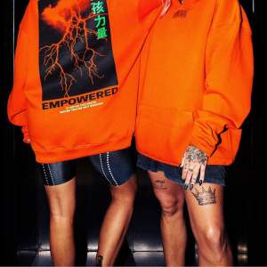 Jättecool unik orange hoodie från madlady! Materialet är väldigt tjockt och passar perfekt nu inför vintern! Går ej att köpa längre🧡🖤storleken är s men passar absolut m och l då den är oversized!