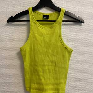Neongrönt/neongult linne från GinaTricot