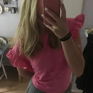 Zara topp  - En jätte söt topp från zara. Köpare står för frakt🤭