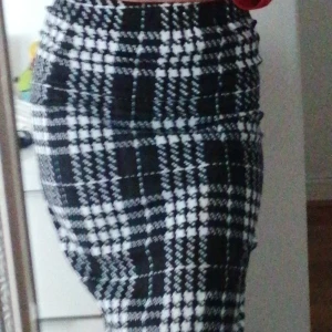 Lång vintage kjol - Köpte den i mars och aldrig använt förrut. Den är som ny, inga fläckar osv. Sitter fint och är i storlek S. 