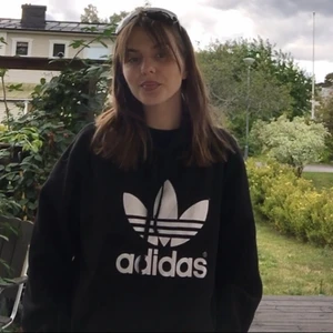 Adidas hoodie svart - En svart adidashoodie, gott skick. 