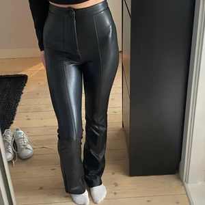 Skinnbyxor  - Jättesnygga skinnbyxor från Pull&Bear. Något avklippa, passar mig som är 1,65. Frakt tillkommer. 