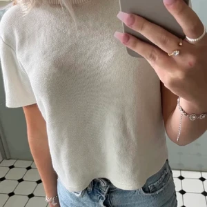 Stickad topp zara - Säljer denna topp från zara! Lite nopprig i vänstra nedre hörnet men inget man tänker på🥰 strl L men passar S-M