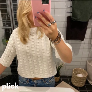 Tröja från nakd - Säljer denna super snygga tröja från NA-KD då den inte kommer till användning. Använd ett få tal gånger så nyskick. Säljer inte den vita utan en lika Dan fast i svart.