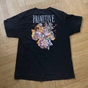 Svart primitive t shirt - Snygg svart primtive t shirt med eld och blom tryck på ryggen storlek XL väldigt baggy