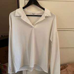 Vit tröja - Snygg vit tröja från nakd i strl M, använd 2 gånger. Har en snygg krage med knappar