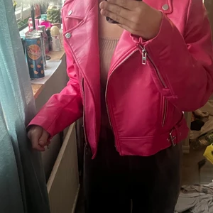 Rosa skinnjacka  - Helt oanvänd rosa skinnjacka från Zara köpte för 559kr säjer för 500kr, tog storlek M men lite för liten i storleken då jag vill ha lite större, (de är inte jag på modellen) kontakta för mer bilder