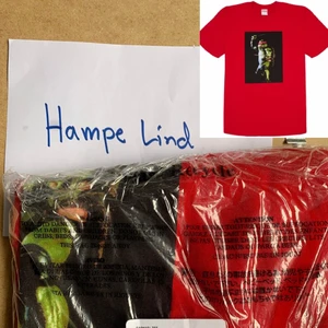 Supreme Rafael Tee - Supreme Rafael Tee inköpt från supremenewyork.com SS21.  Helt ny, oanvänd, strl M