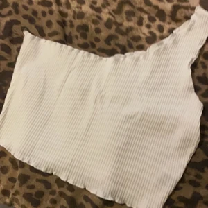 Vit topp - Vit topp från shein aldrig andvänd, storlek L. Tar endast Swish ;)