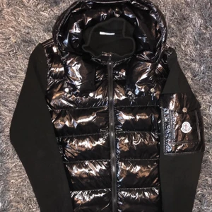 Moncler jacka  - Har ca 20st Moncler jackor som på bilden, från s till xl, säljs slut väldigt snabbt så följ för o inte missa nästa drop 