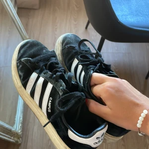 addidas skor - fräscha svarta adiddas skor.