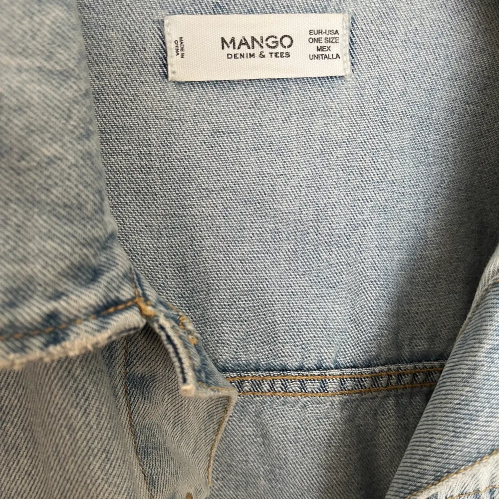 Säljer min jättefina jeans jacka från mango, i storlek one size, känns som M.. Jeans & Byxor.