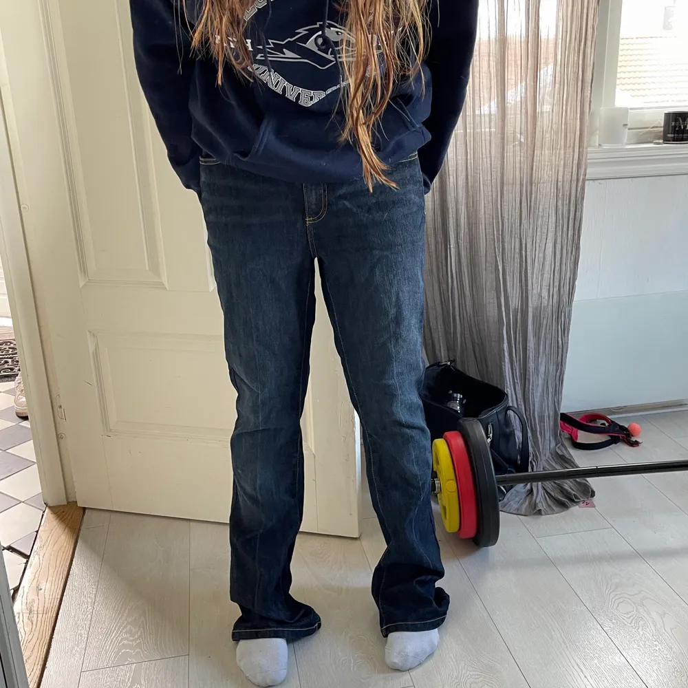 Ett par mörkblå raka/ bootcut jeans. I storlek M men passar Xs-L skulle jag vilja säga. Dom är långa i benen. Mycket fina jeans som passar till allt. . Jeans & Byxor.