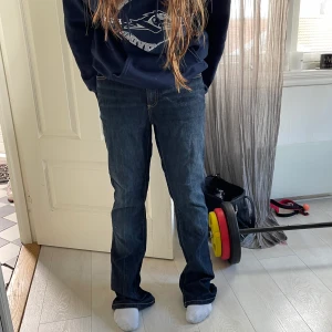 Mörkblå jeans - Ett par mörkblå raka/ bootcut jeans. I storlek M men passar Xs-L skulle jag vilja säga. Dom är långa i benen. Mycket fina jeans som passar till allt. 